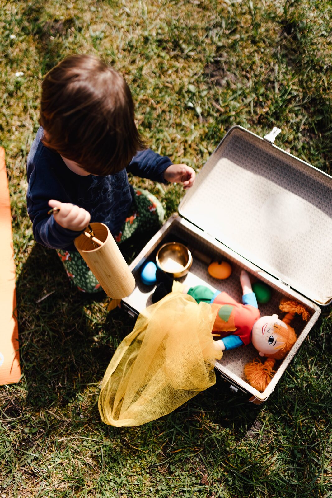 Riccarda mit Kindern beim Yoga